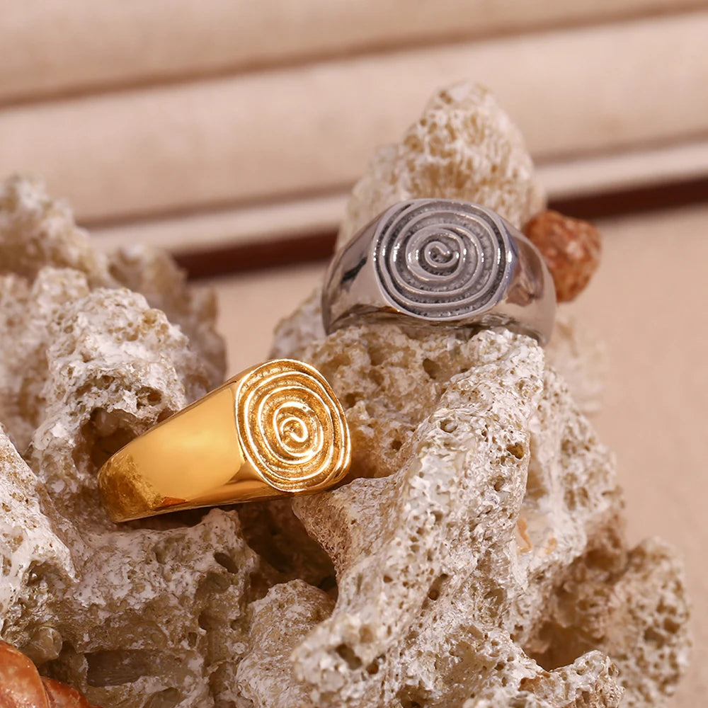 Anillo tipo sello con motivo de espiral grabado plata