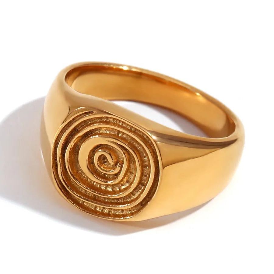 Anillo tipo sello con motivo de espiral grabado oro