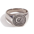 Anillo tipo sello con motivo de espiral grabado plata