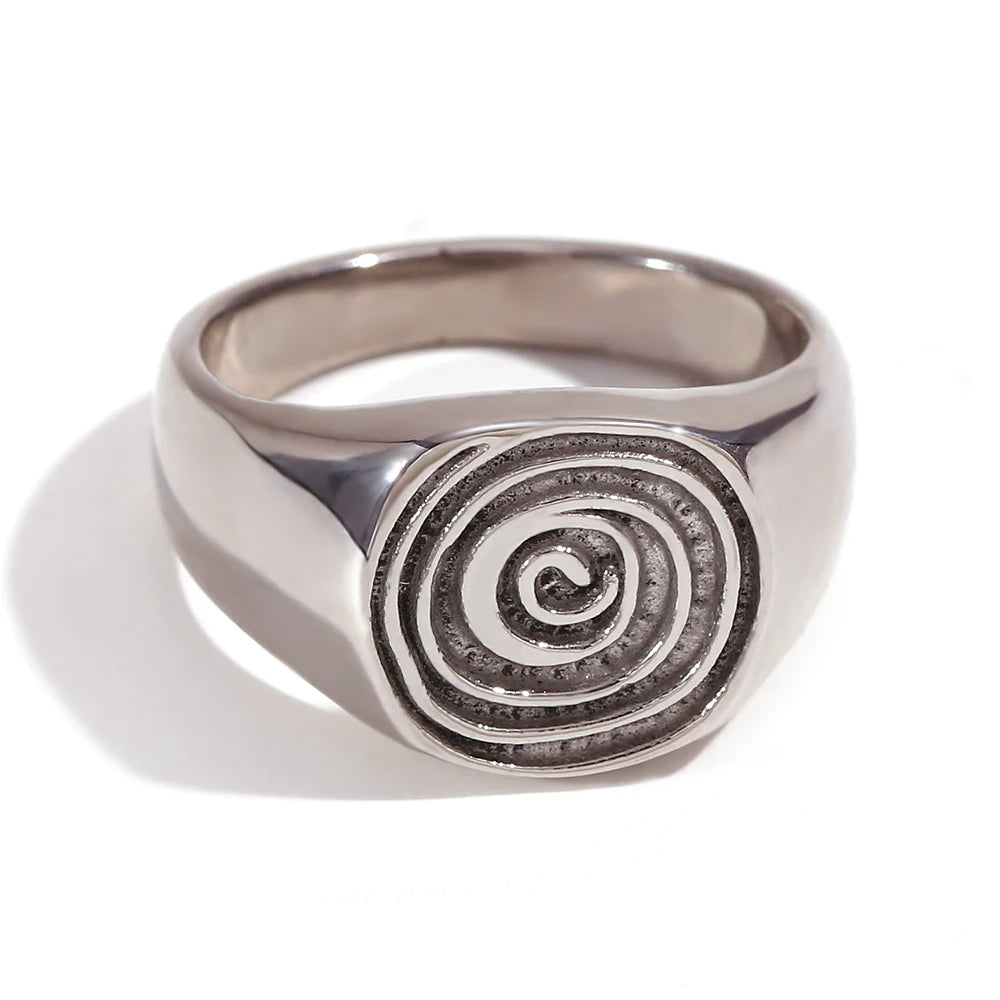 Anillo tipo sello con motivo de espiral grabado plata