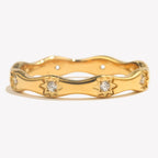 Anillo ola dorado con estrellas grabadas y strass