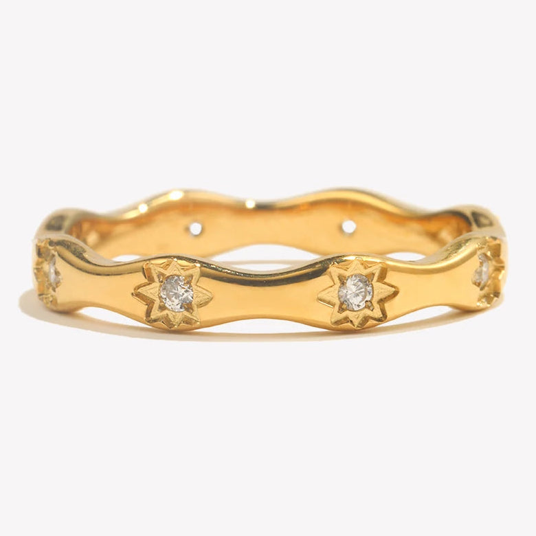Anillo ola dorado con estrellas grabadas y strass