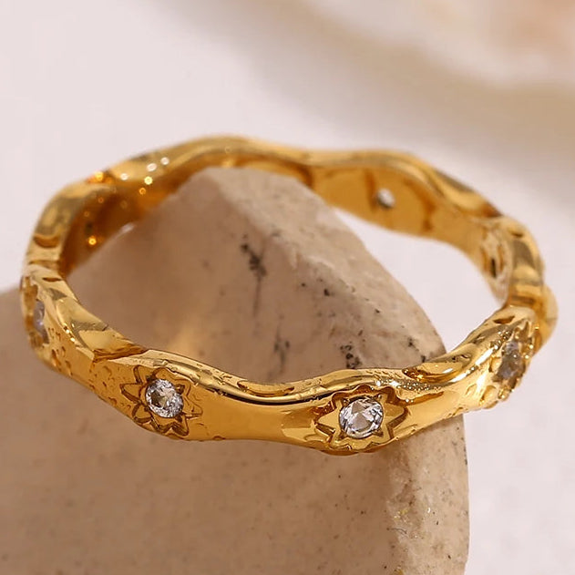 Anillo ola dorado con estrellas grabadas y strass