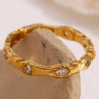 Anillo ola dorado con estrellas grabadas y strass