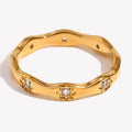 Anillo ola dorado con estrellas grabadas y strass