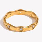 Anillo ola dorado con estrellas grabadas y strass