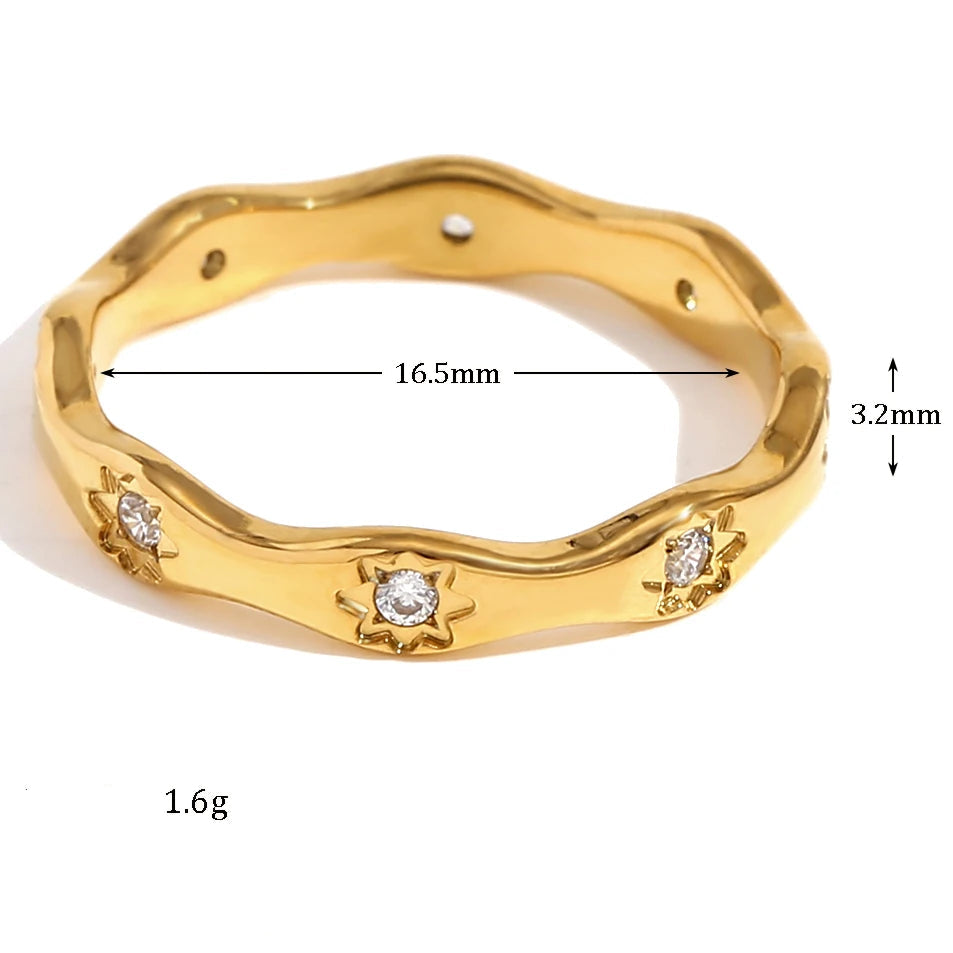 Anillo ola dorado con estrellas grabadas y strass