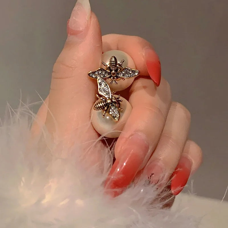 Pendientes abeja y perla blanca