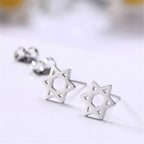 Pendientes con la <span data-glossary-id="etoile-de-david">estrella de David</span> simbólica judía plata