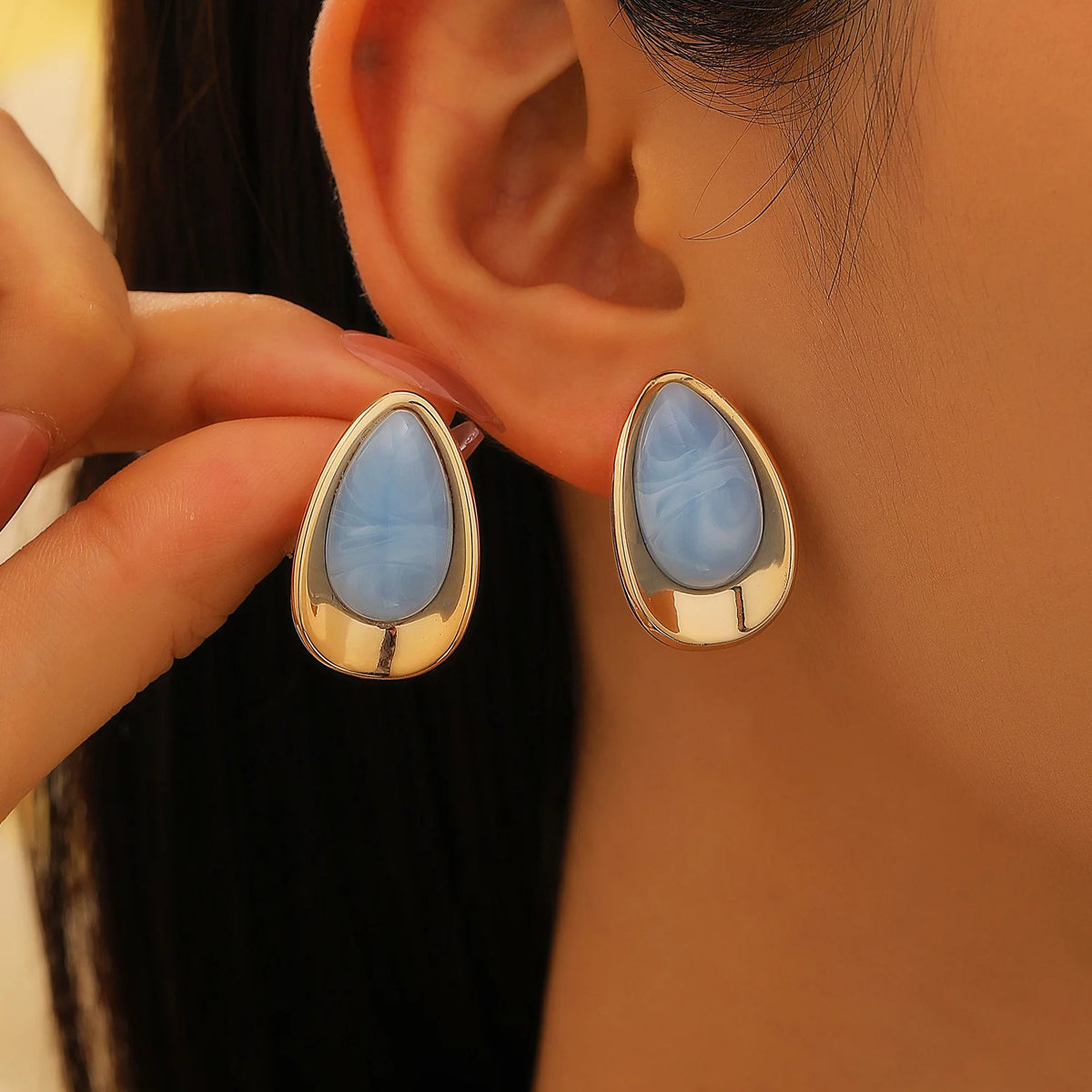 Pendientes con silueta de gota de agua azul 