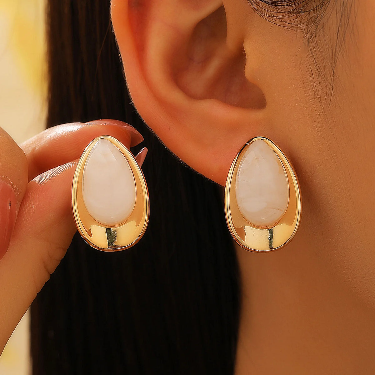 Pendientes con silueta de gota de agua blanca