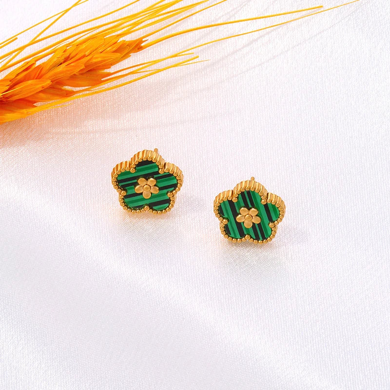 Pendientes de botón con trébol de 5 hojas verde