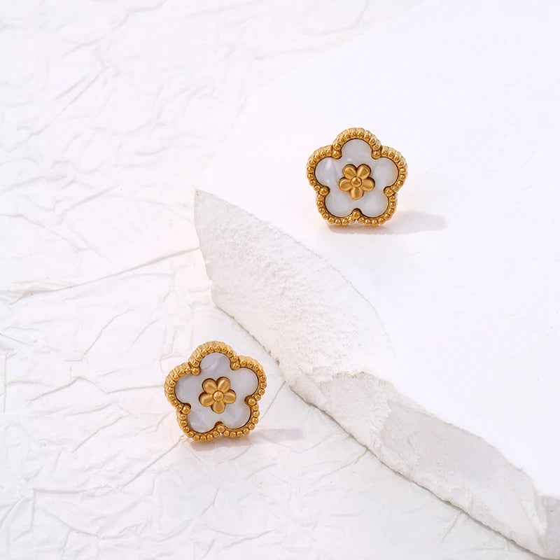 Pendientes de botón con trébol de 5 hojas blanco