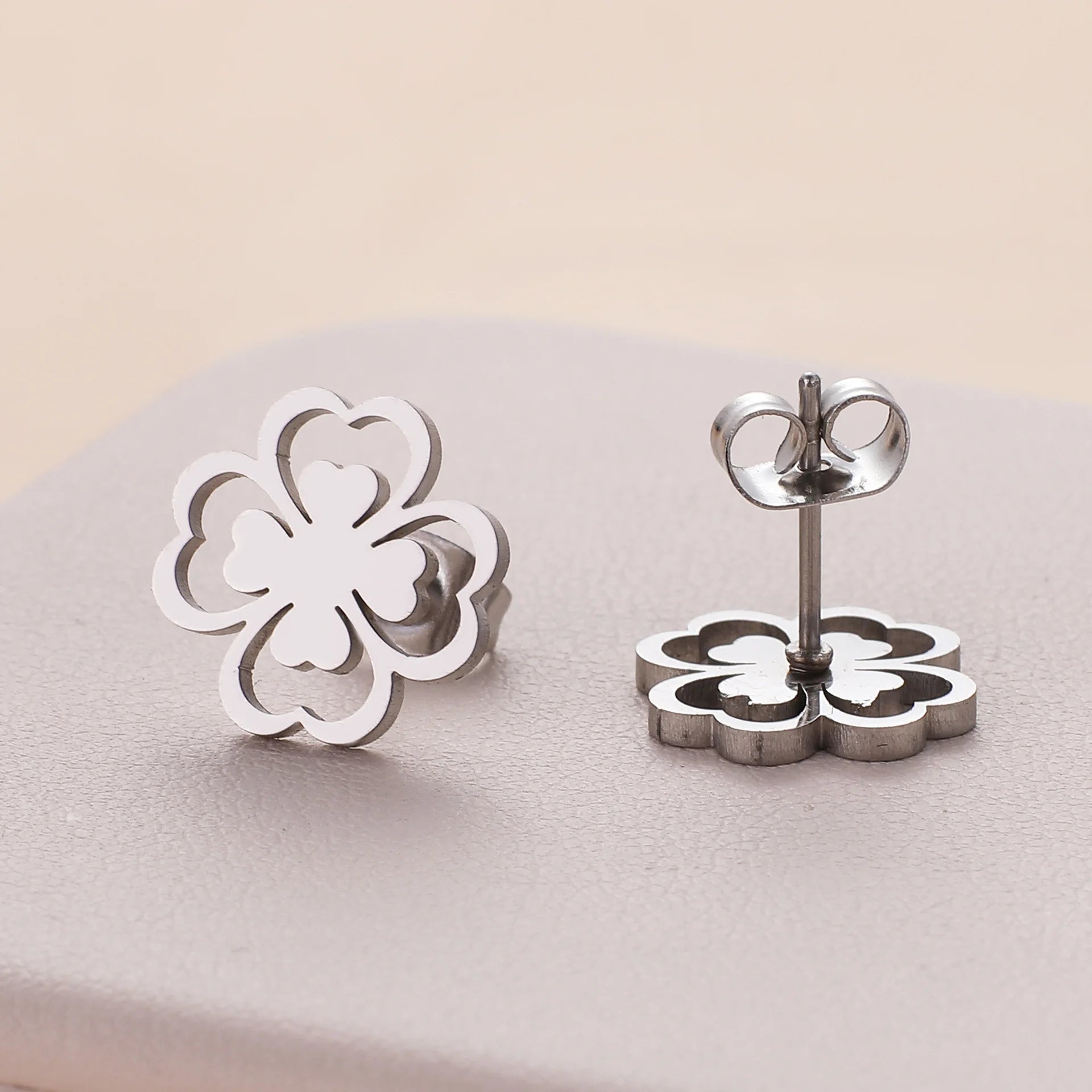 Pendientes de botón de hoja de trébol de 4 hojas plata