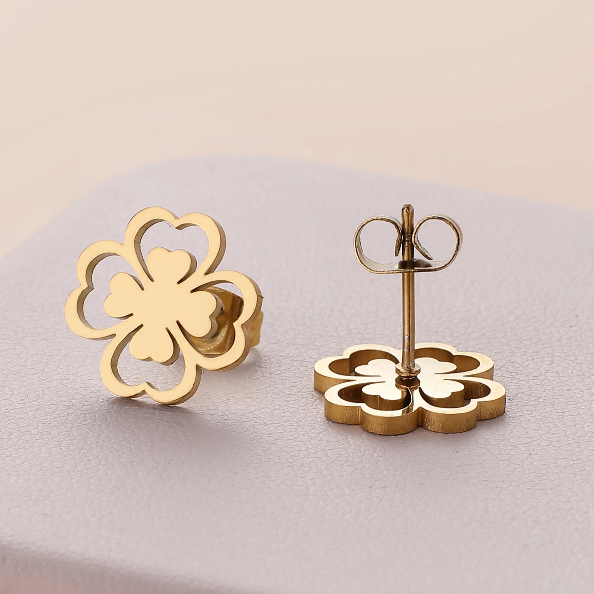 Pendientes de botón de hoja de trébol de 4 hojas oro