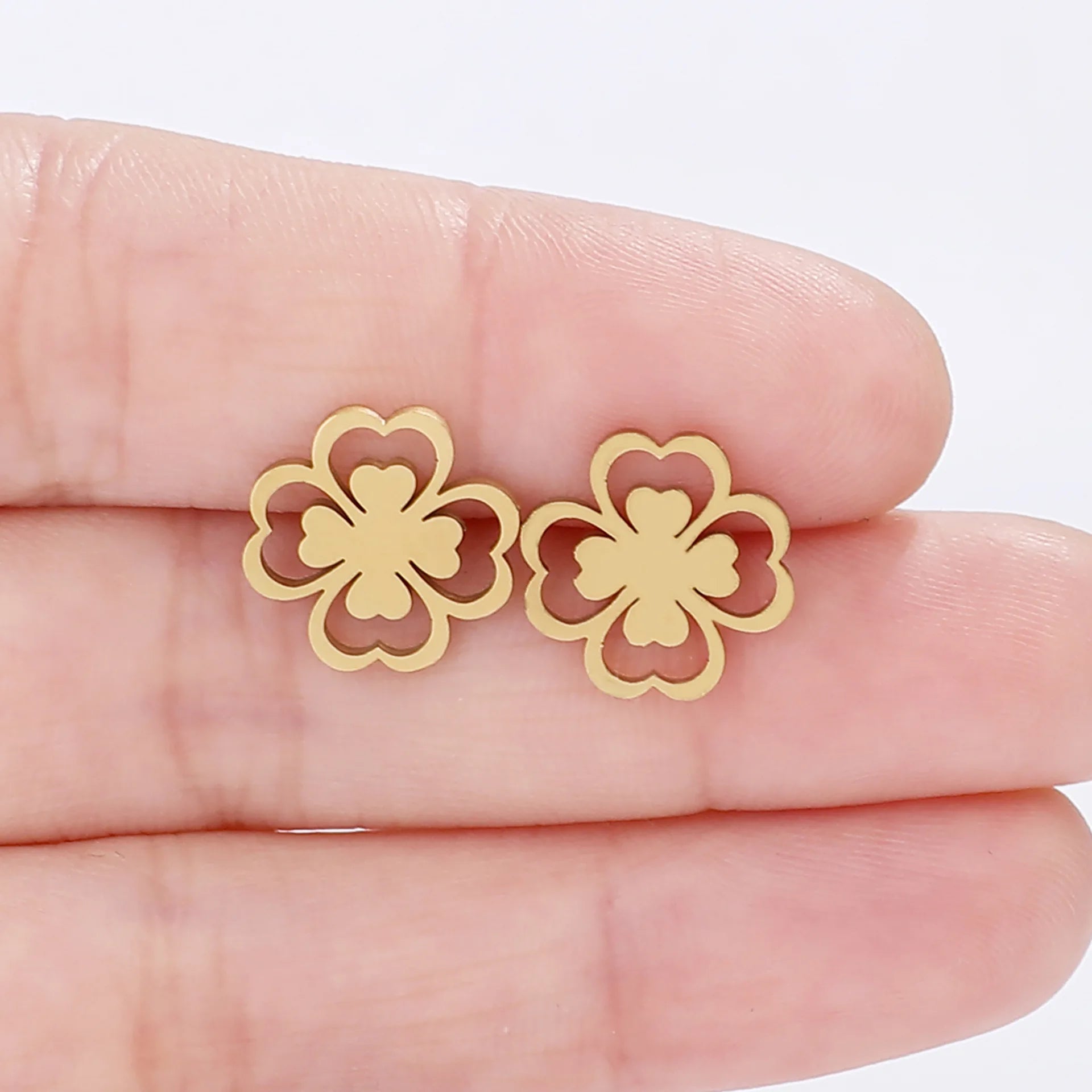 Pendientes de botón de hoja de trébol de 4 hojas oro