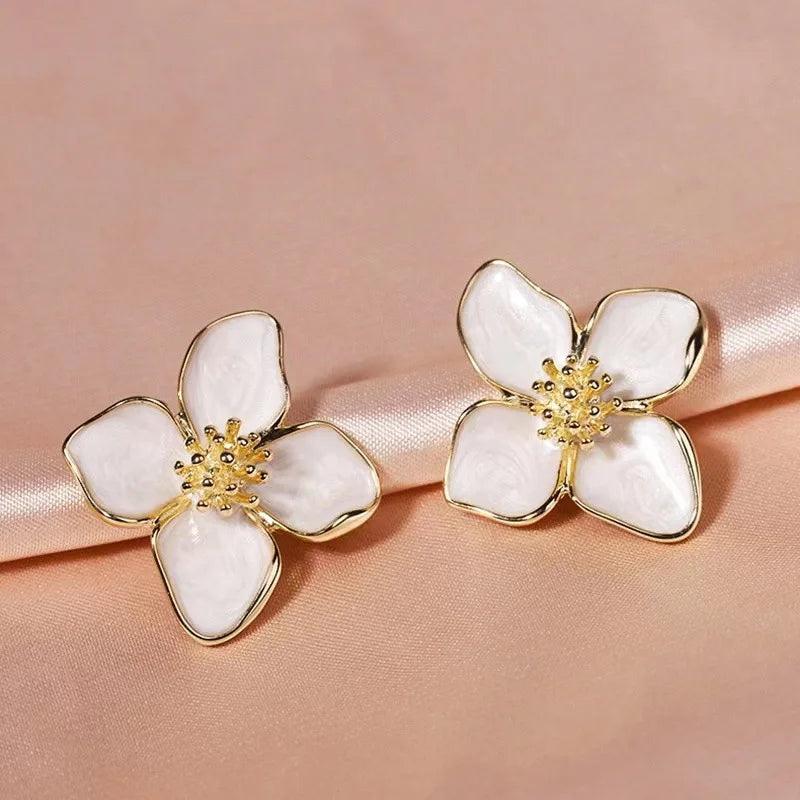 Pendientes de botón flor de hibisco pétalos nacarados blancos