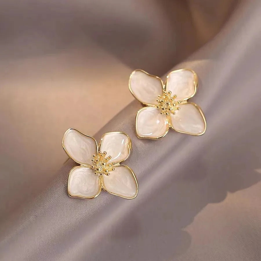 Pendientes de botón flor de hibisco pétalos nacarados blancos