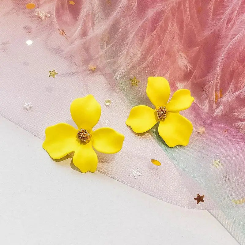 Pendientes de botón flor de cuatro pétalos amarillo