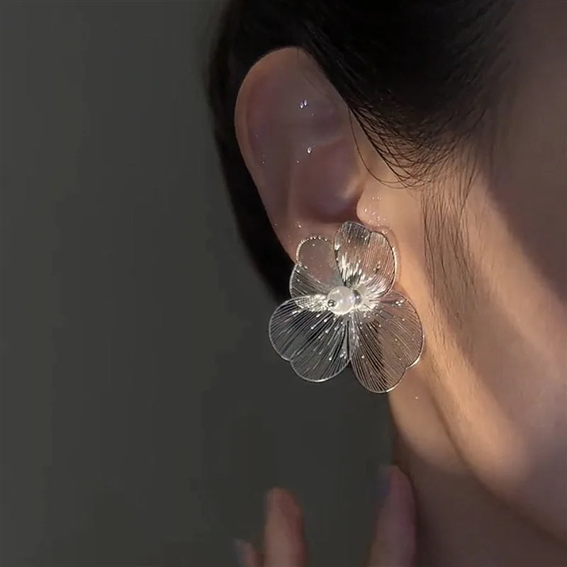 Pendientes de Clavo Flor Pétalos Anchos Blancos