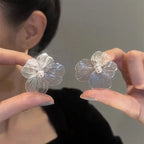 Pendientes de Clavo Flor Pétalos Anchos Blancos