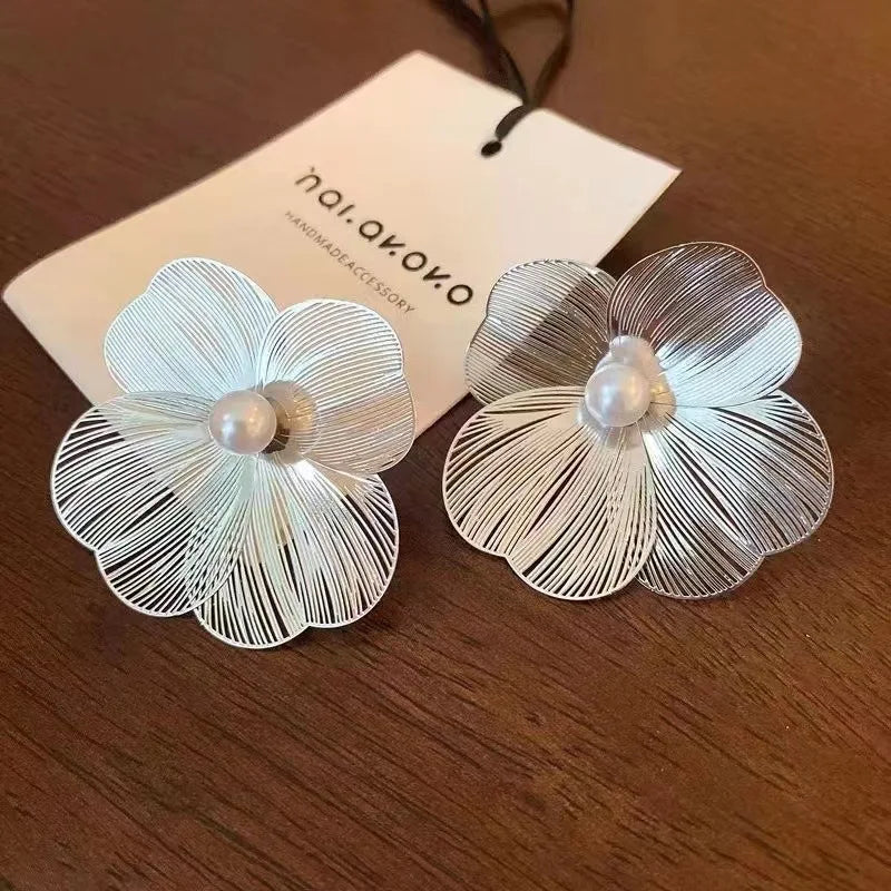 Pendientes de Clavo Flor Pétalos Anchos Blancos