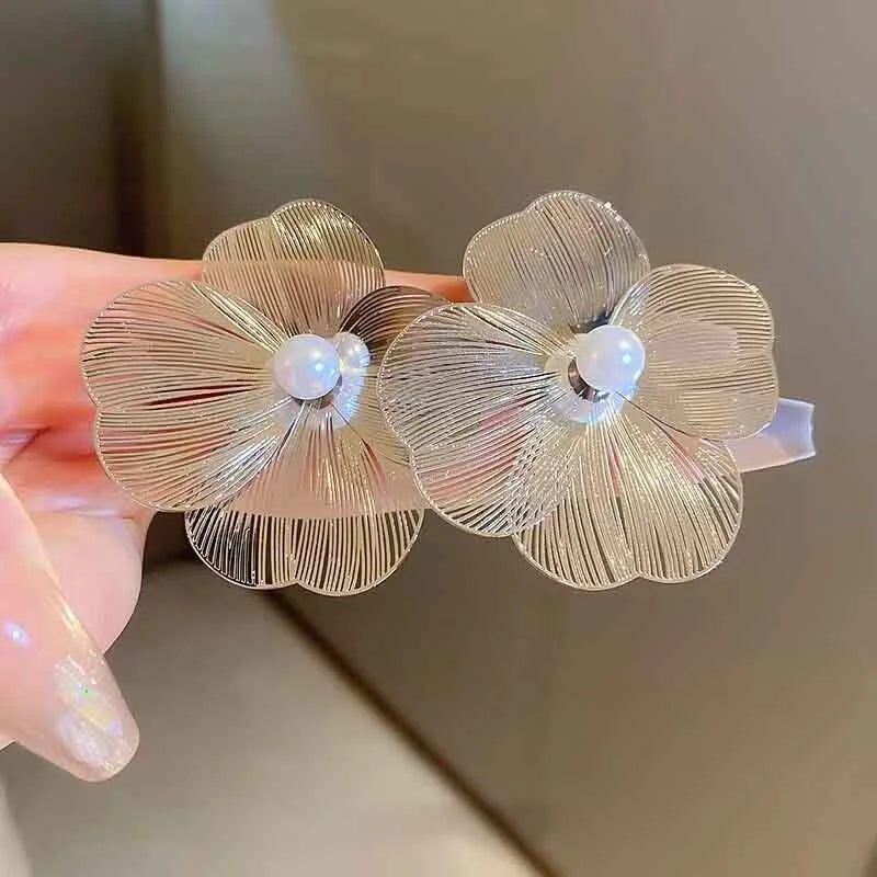 Pendientes de Clavo Flor Pétalos Anchos Blancos