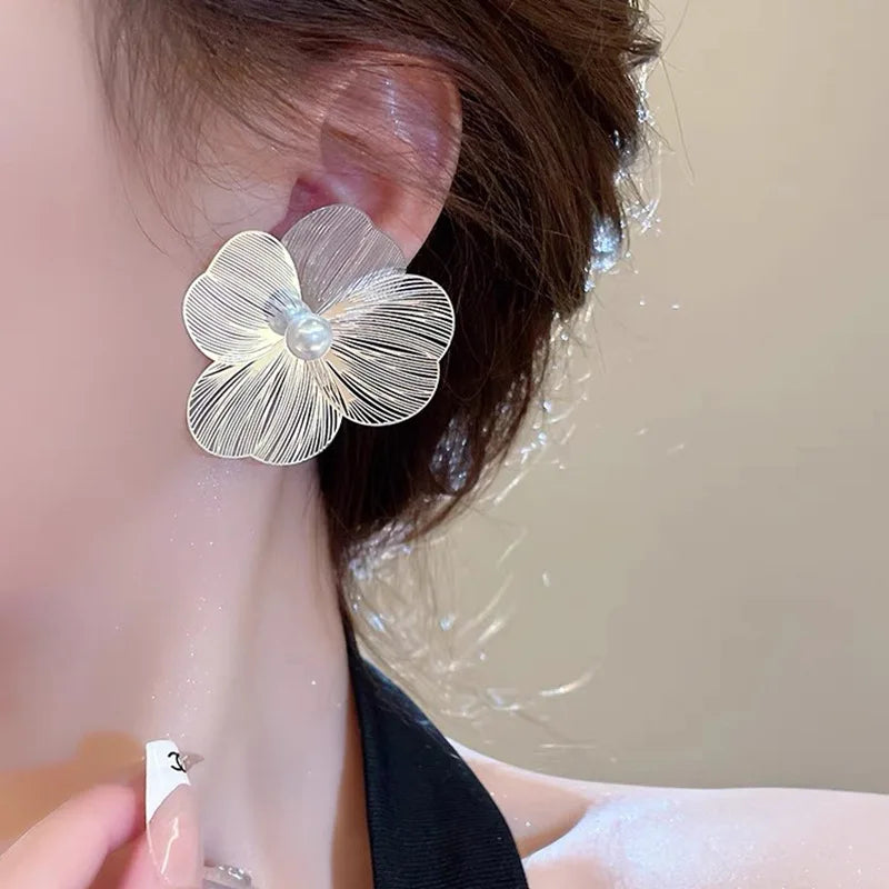 Pendientes de Clavo Flor Pétalos Anchos Blancos