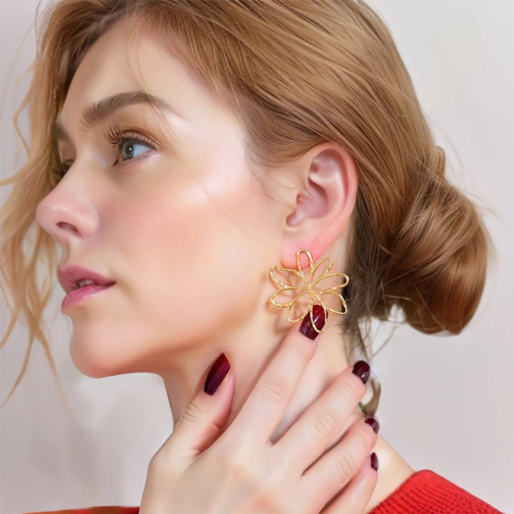 Pendientes de botón flores asimétricas oro