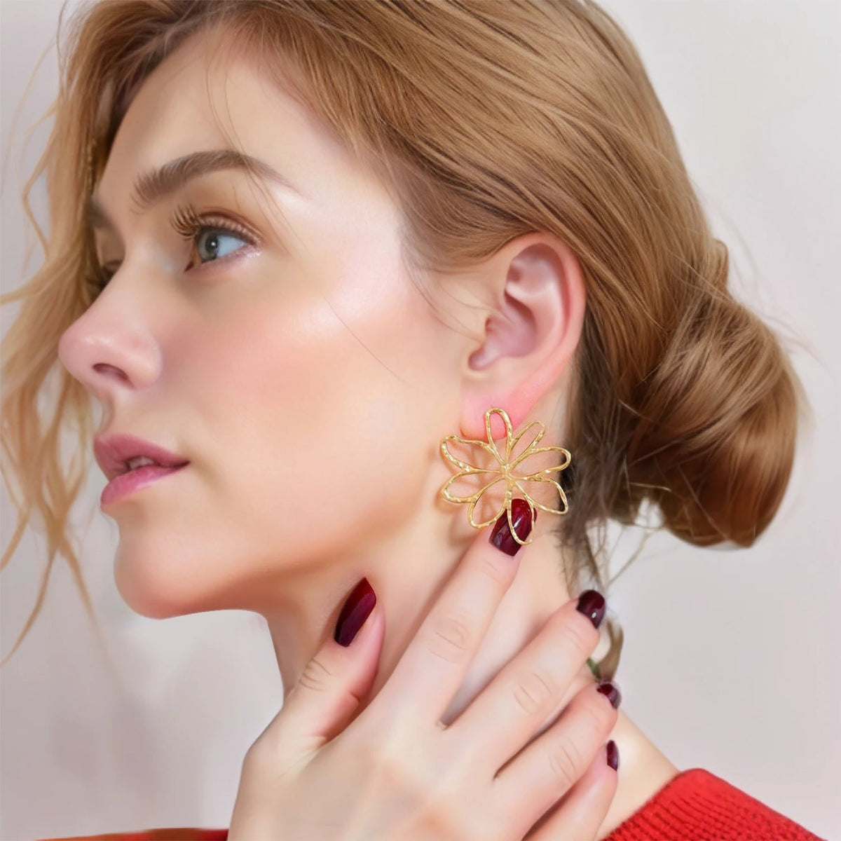 Pendientes de botón flores asimétricas oro