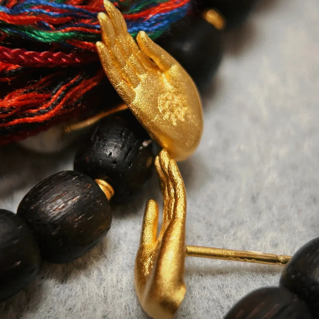 Pendientes de botón Mano de Buda oro