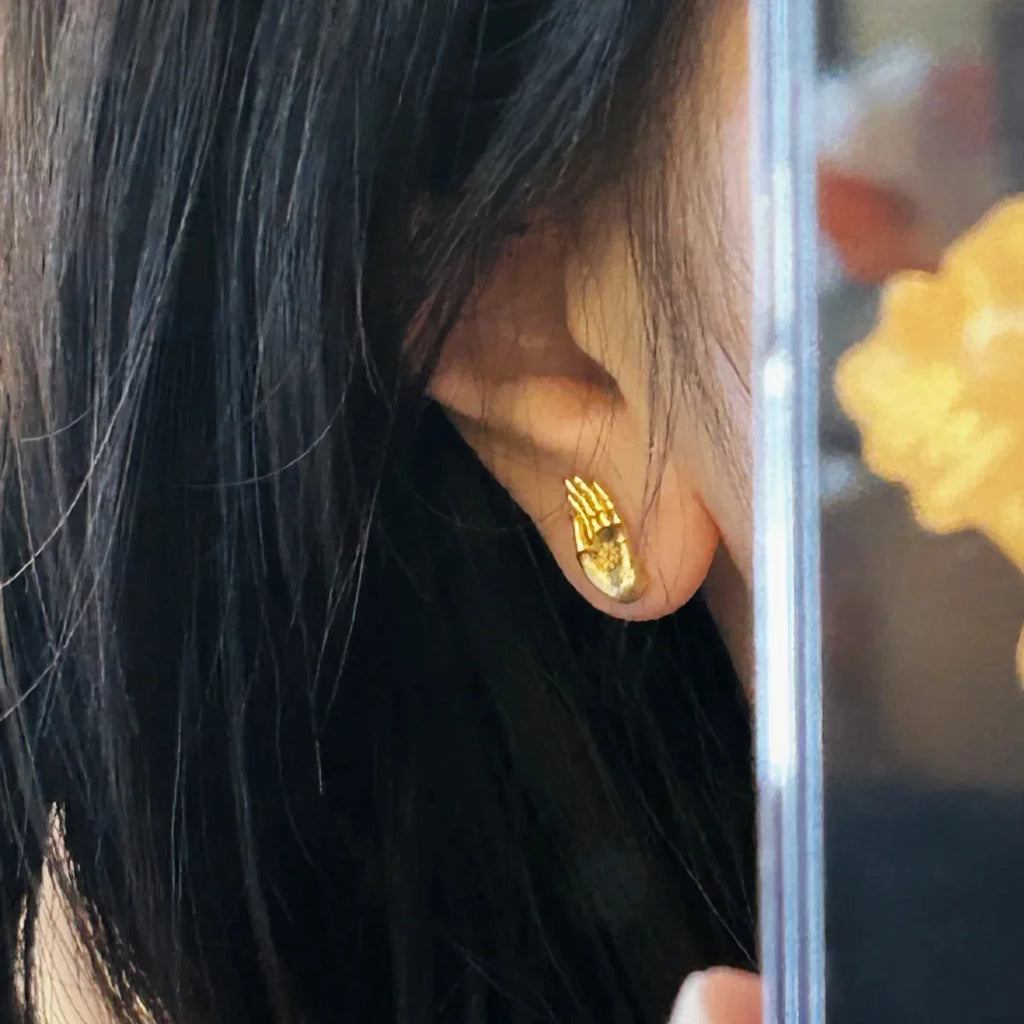 Pendientes de botón Mano de Buda oro