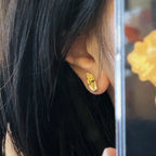 Pendientes de botón Mano de Buda oro