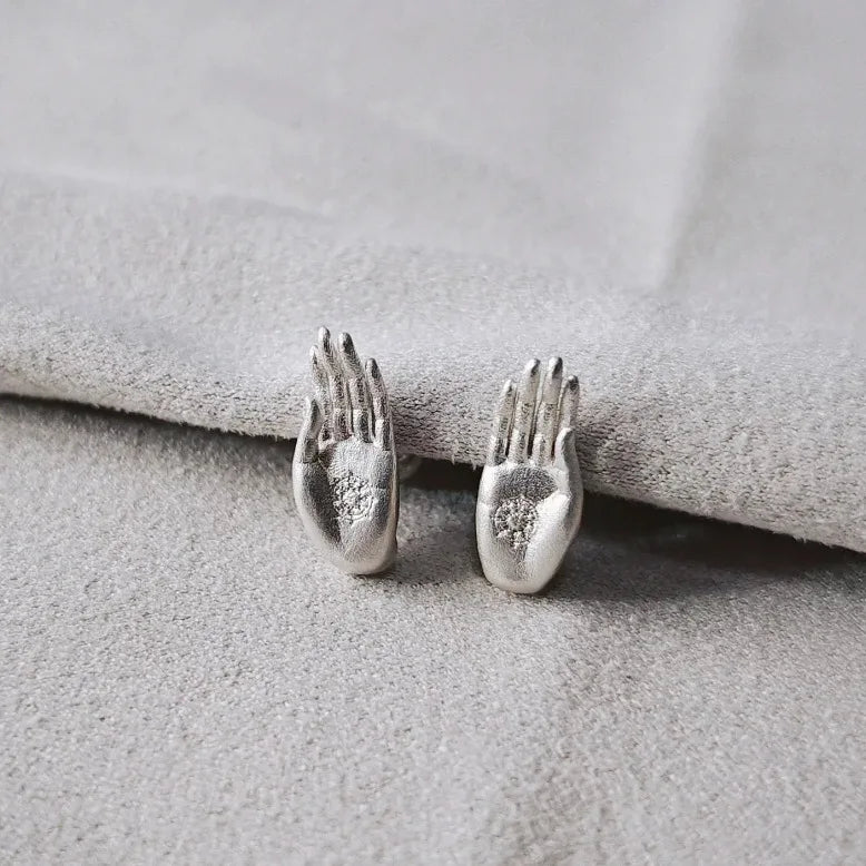 Pendientes de botón Mano de Buda plata