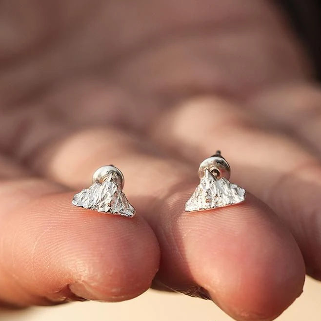 Pendientes de Clavo Montañas Plateadas


Material: acero


Colores: plata


Tamaño: 1 cm de diámetro (ver imagen)


Garantizado sin alérgenos, adecuado para hombre, mujer, niño o niña


Producto muy elaborado