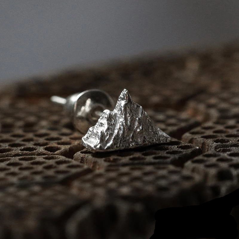 Pendientes de Clavo Montañas Plateadas


Material: acero


Colores: plata


Tamaño: 1 cm de diámetro (ver imagen)


Garantizado sin alérgenos, adecuado para hombre, mujer, niño o niña


Producto muy elaborado