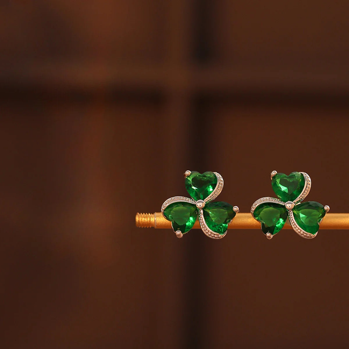 Pendientes de botón Trébol de 3 Hojas Verde Esmeralda y Circonio plata