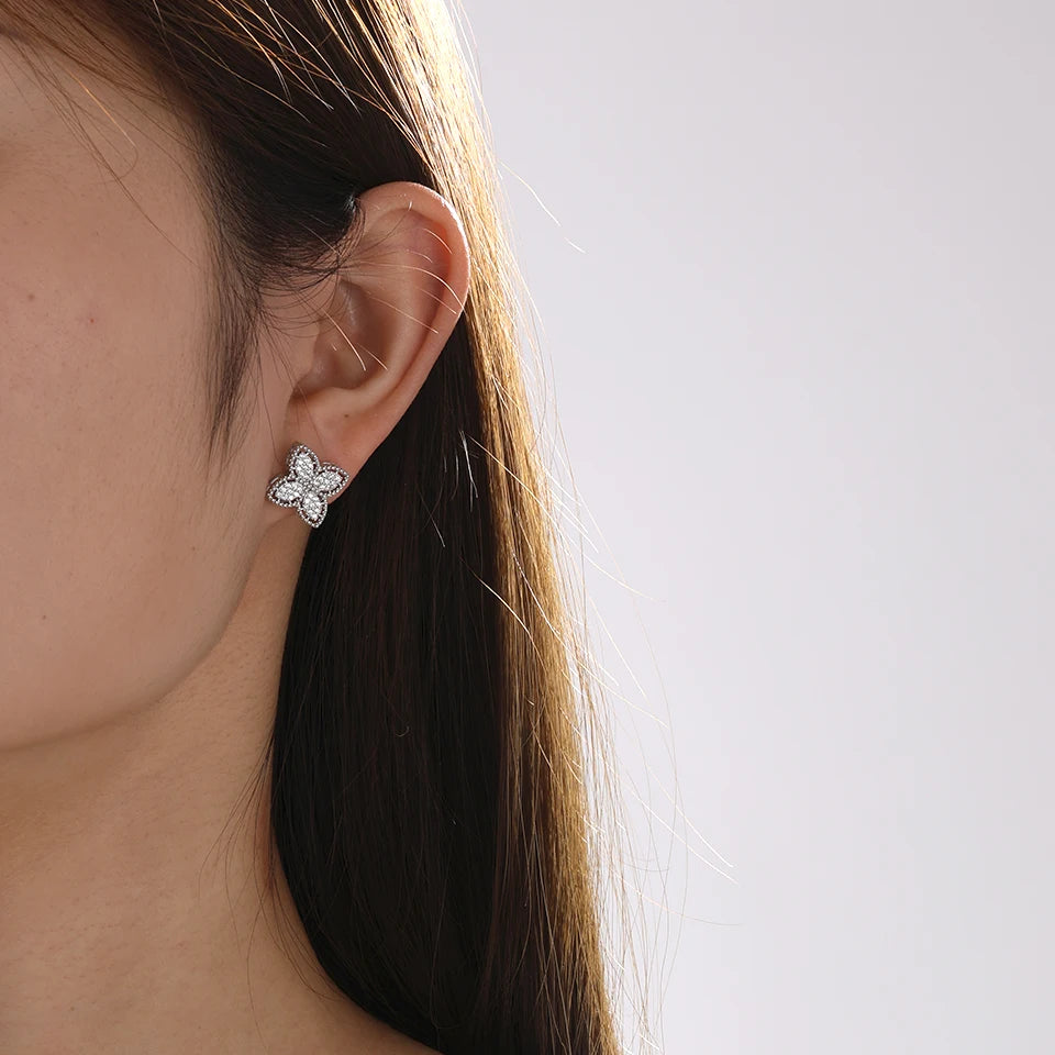 Pendientes de botón Trébol de 4 hojas en circonio plata