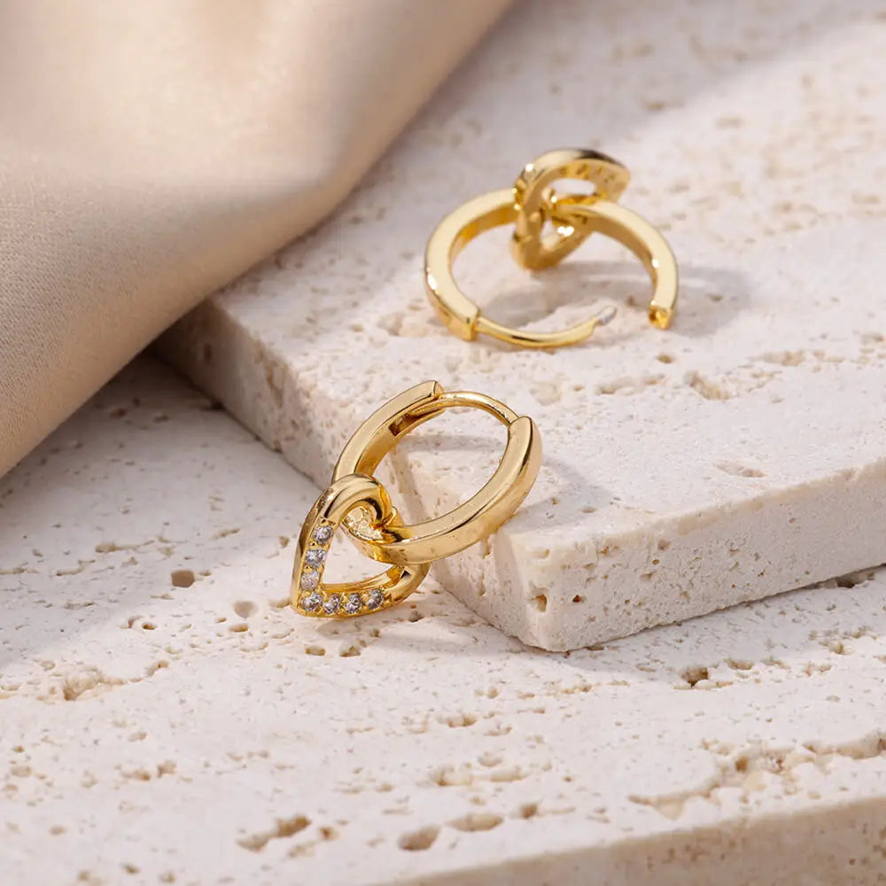 Pendientes de aro con corazón centelleante en oro