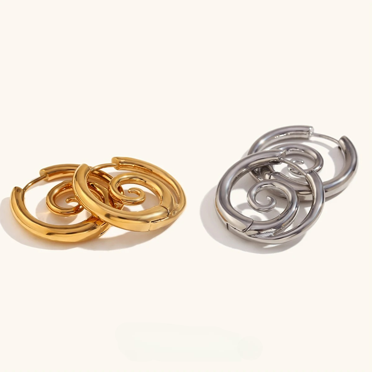 Pendientes de aro con motivo espiral oro