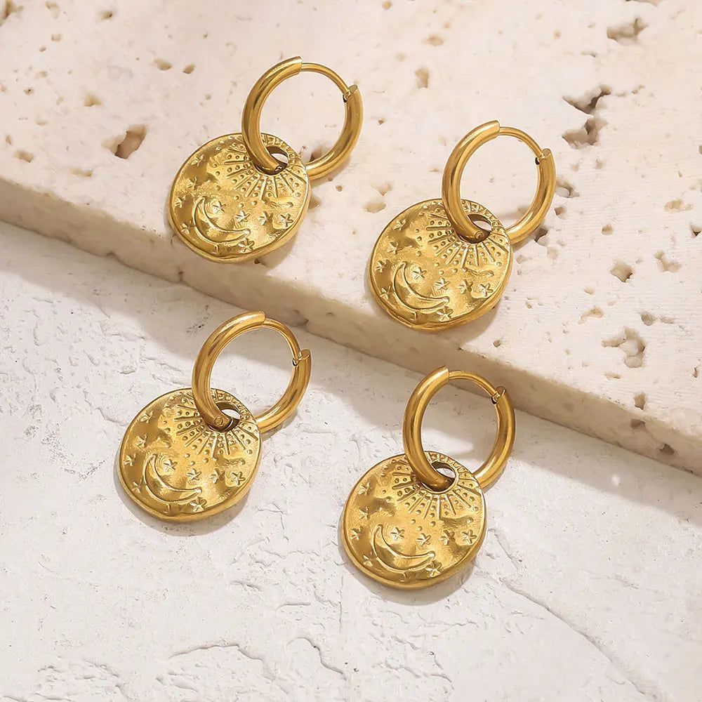 Boucles d'oreilles créoles avec pendentif rond soleil et lune gravés