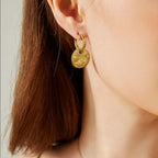 Boucles d'oreilles créoles avec pendentif rond soleil et lune gravés