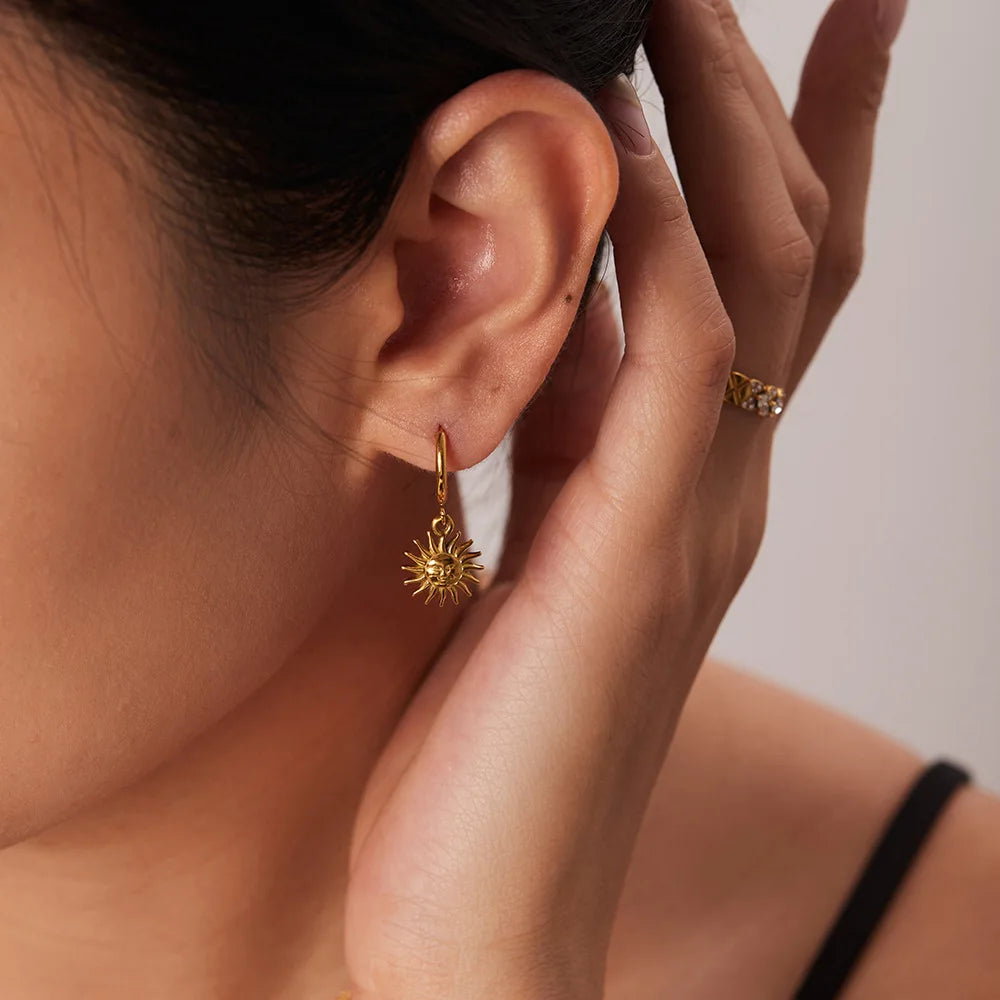 Boucles d'oreilles créoles avec pendentif soleil visage