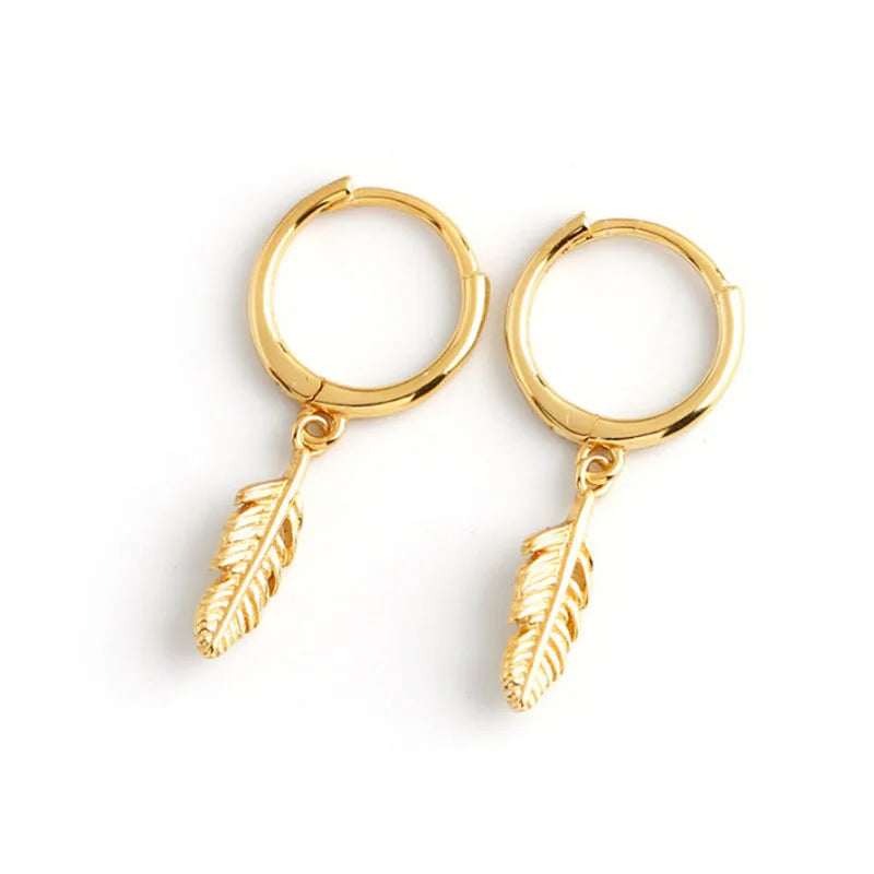 Pendientes de aro con pequeña pluma colgante dorada