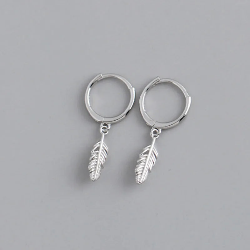 Pendientes de aro con pequeña pluma colgante plateada