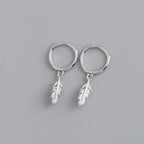 Pendientes de aro con pequeña pluma colgante plateada