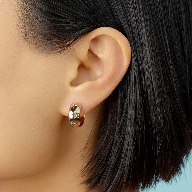 Pendientes de aro abombados con estrellas grabadas dorado