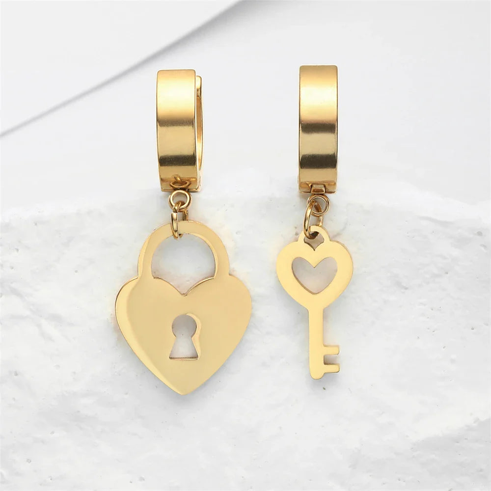 Pendientes de aro con llave y candado dorados