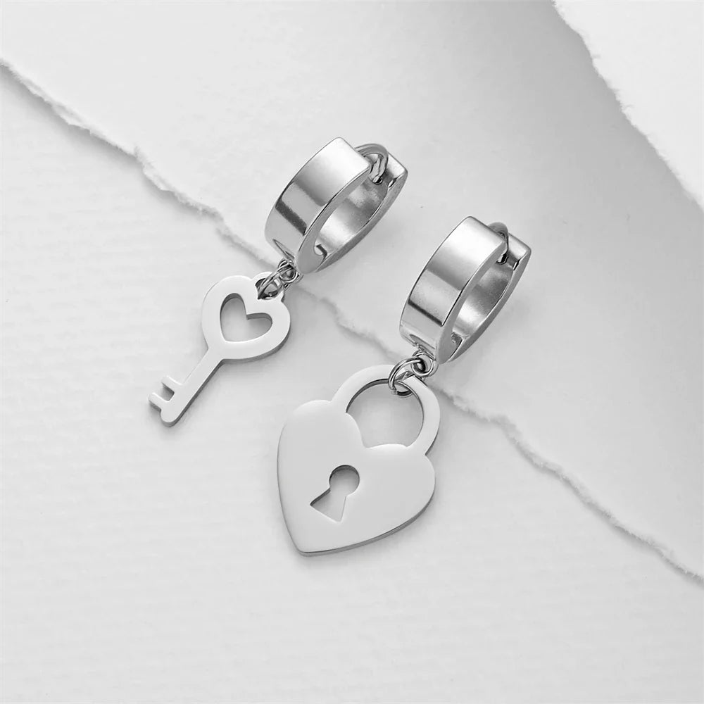 Pendientes de aro con llave y candado plateados