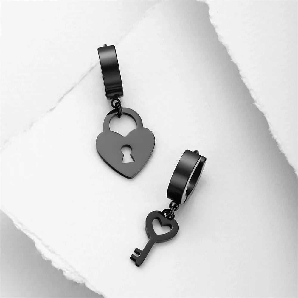 Pendientes de aro con llave y candado negros